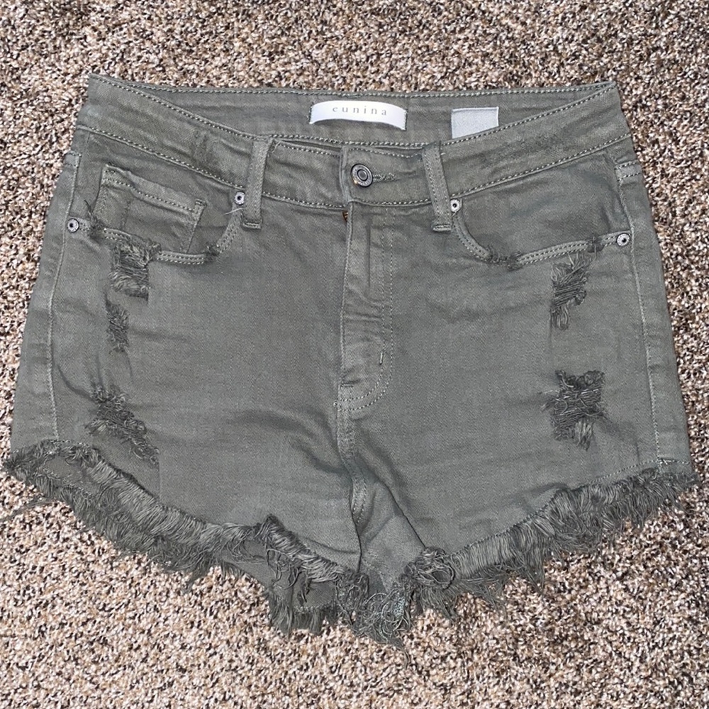 JEAN SHORTS. COMFY AND STRETCHY MATERIAL.